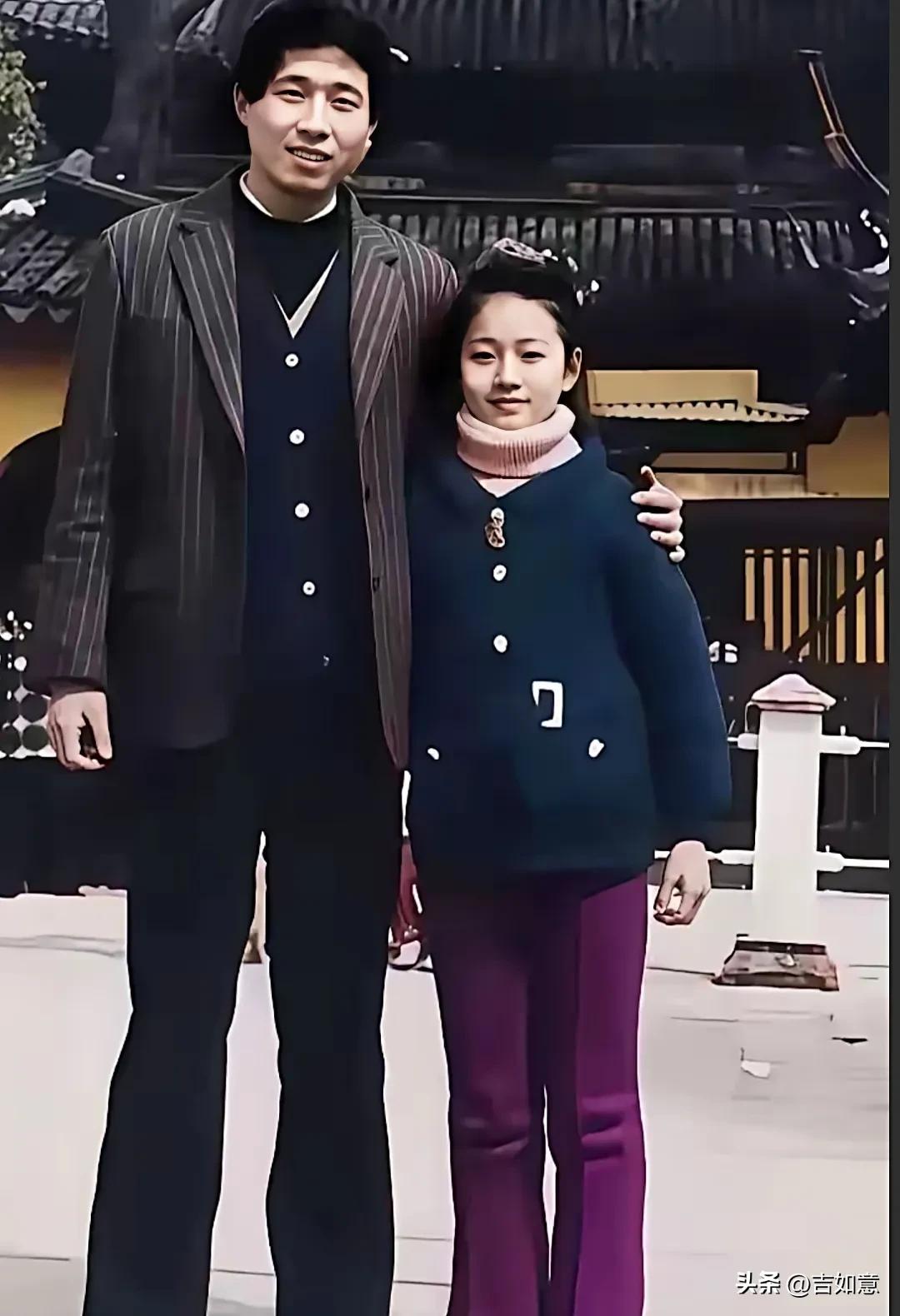 一眼就能看出她吧[笑]，但是能看出她当时准确年龄的不多吧[偷笑]
剧透一下，她当