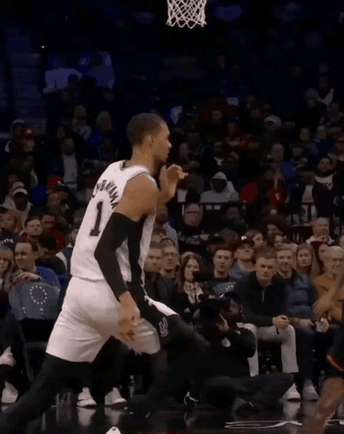 文班亚马这球如果碰到了是一个好帽还是说是一个干扰球？文班亚马这主动收手是意识到了