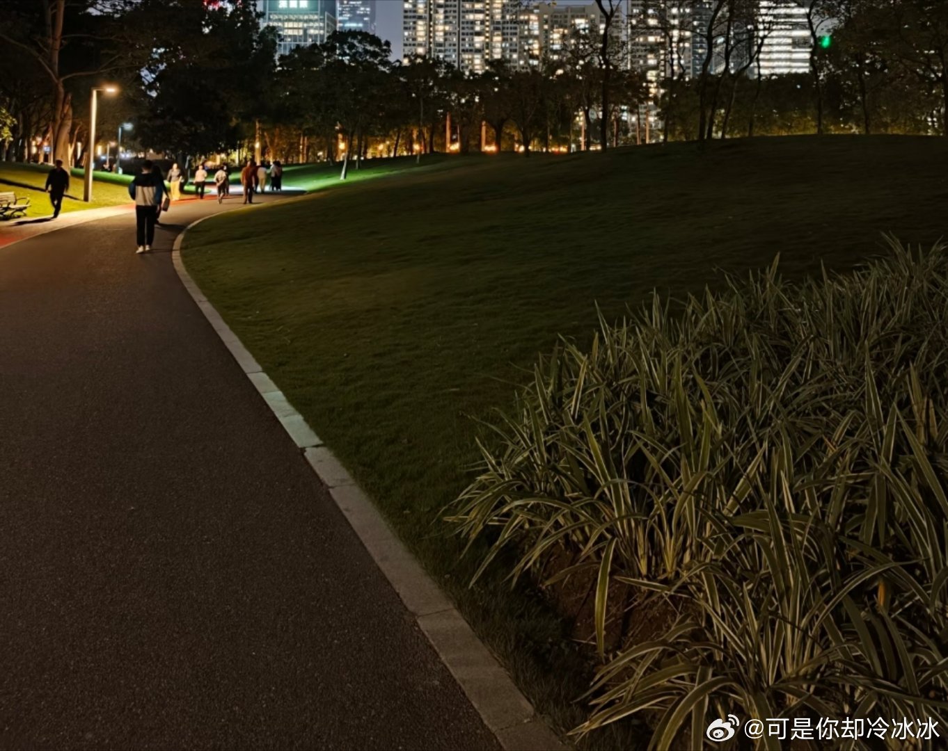 晚上出门走走吹吹风真的好舒服吧