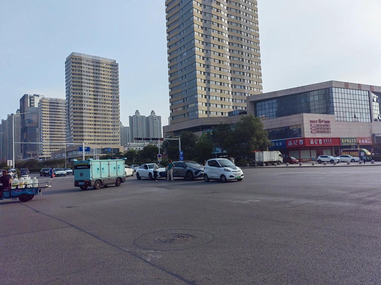 早上出行，在十字路口出现三车连续追尾事故，所幸没有人员伤亡。再次提醒：出行要千万