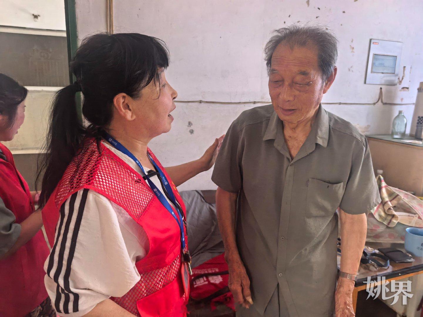 【风雨未至 她们先到！余姚老奶奶志愿者上门守护独居老人防台 】2026年7月台风