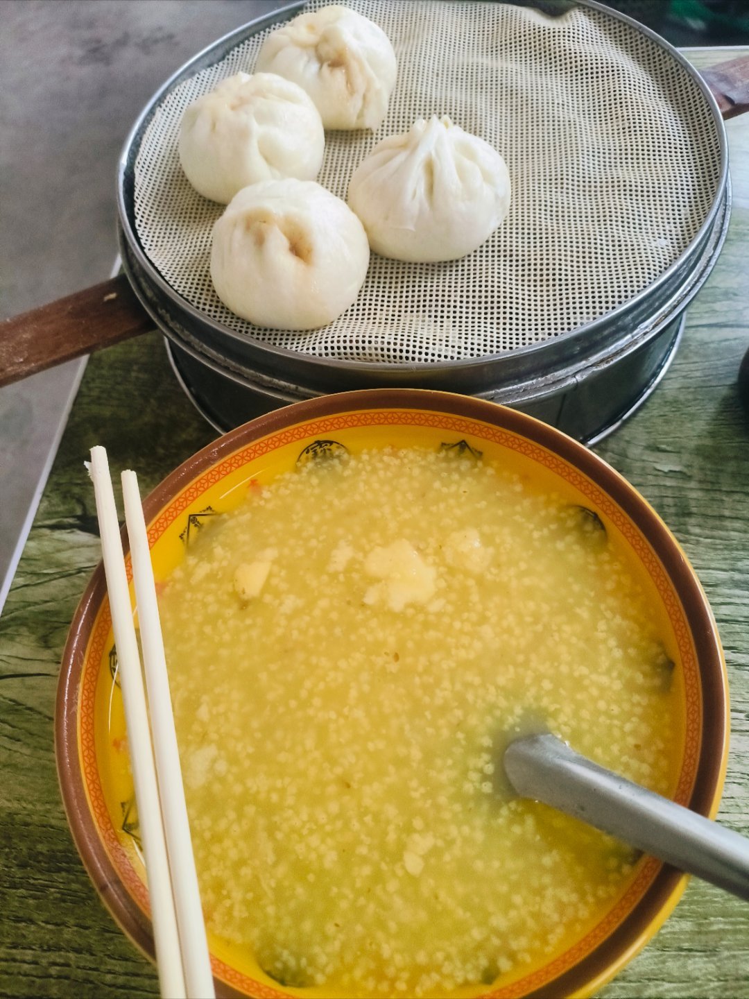 暖乎乎的小米粥配刚出锅的包子，是早餐最治愈的烟火气✨ 