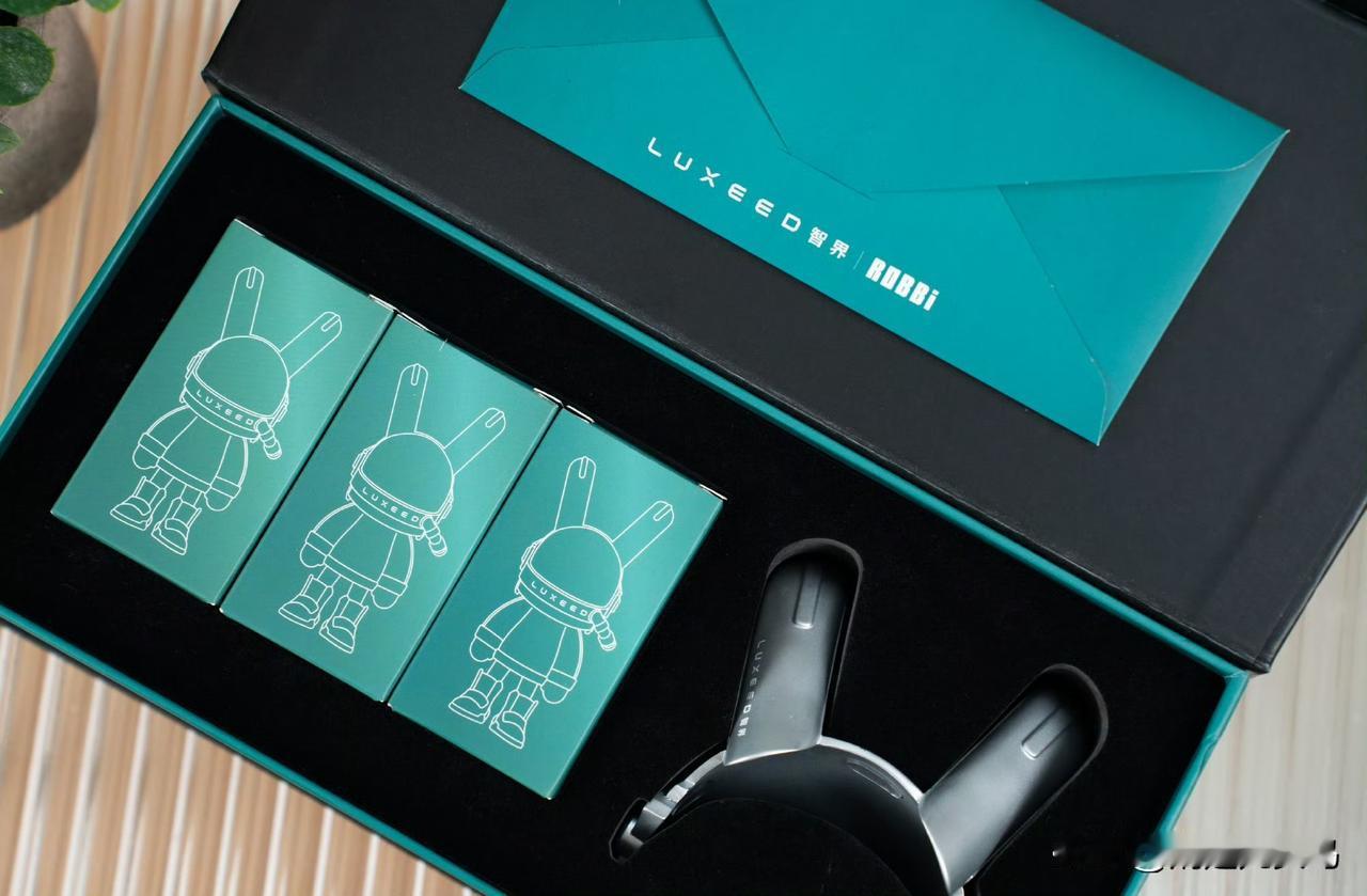 智界R7车主的专属仪式感，终于来啦！

收到「智界×ROBBi」联名礼盒，里面有