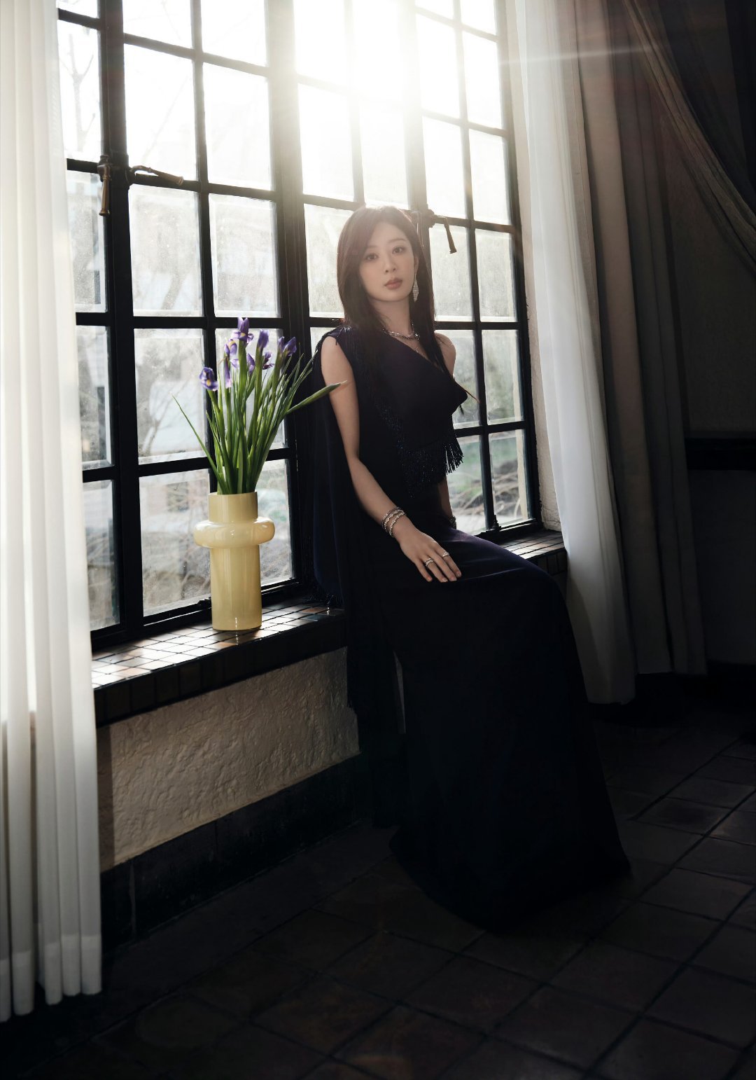 杨紫紫色高定紫色很有韵味，杨紫太好看啦！期待更多作品～ 