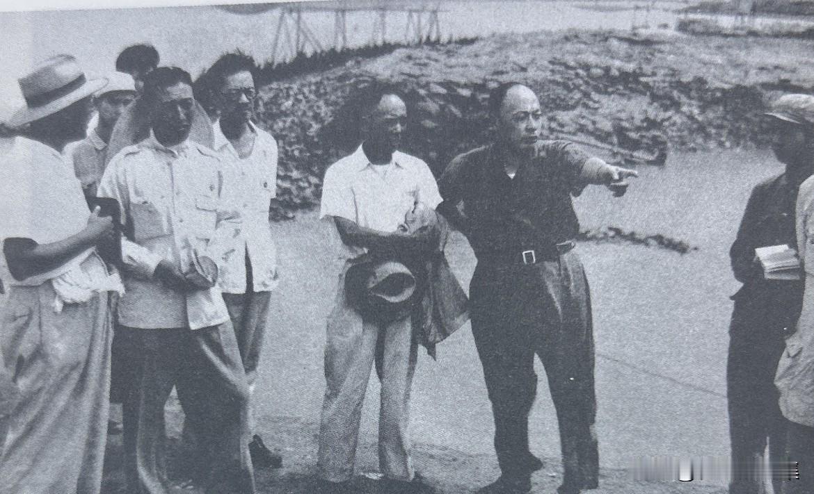 1949年8月，陈毅视察浦东海塘抢修工程，听取工程技术人员意见，共商堵口方案。在