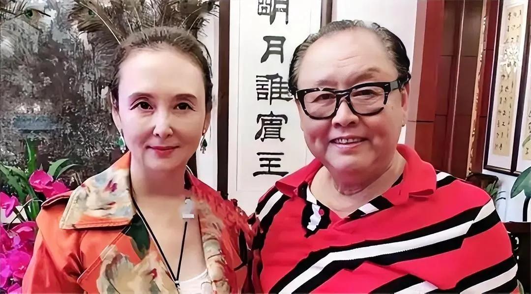 荧幕外的“嫦娥”和“猪八戒”的同框合影。嫦娥和猪八戒是《西游记》中不可或缺又很经