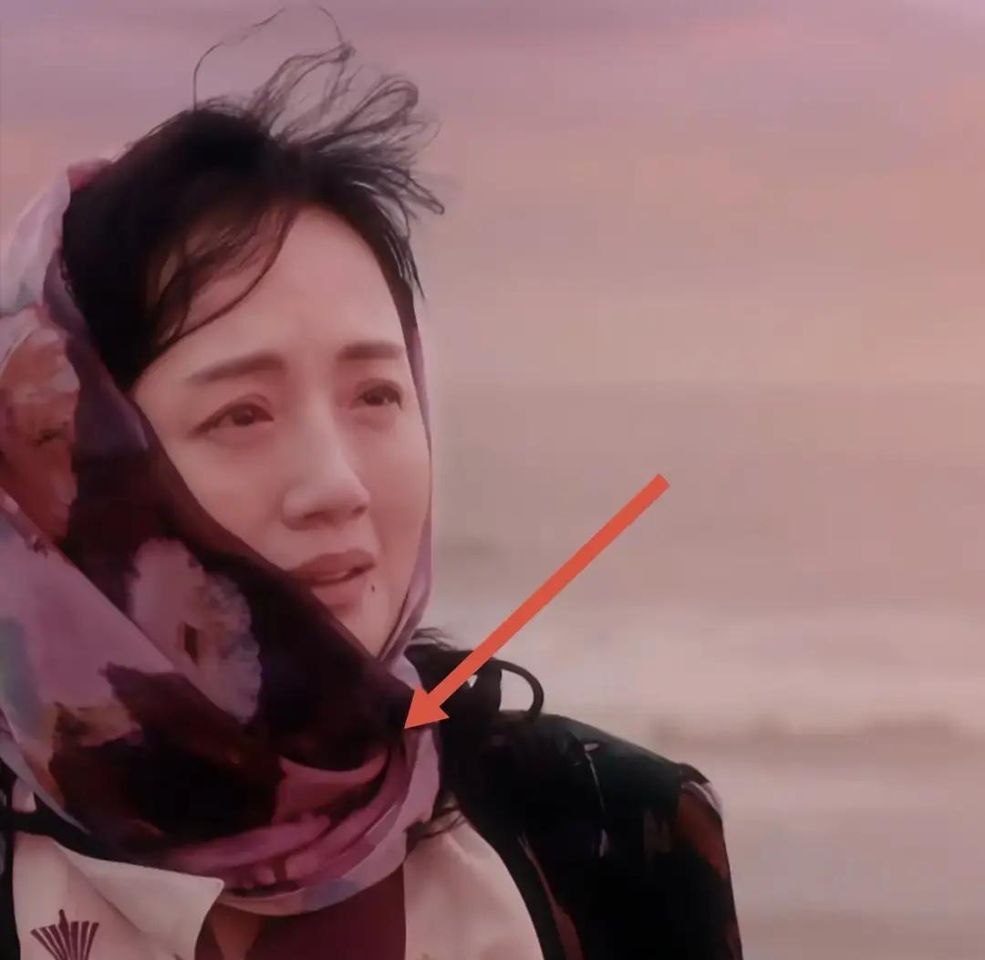 那条丝巾，原来不是造型。
《小城大事》里，朱媛媛演活了那个泼辣女老板。
但没人知