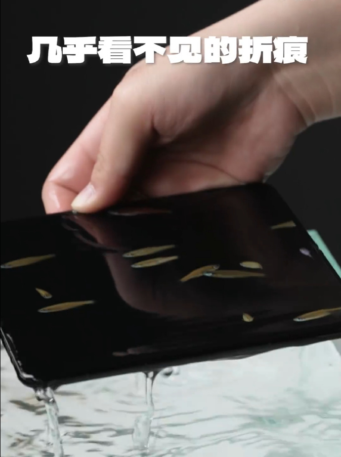 最近Find N6 在国外的热度是真的高，刚刷到凤凰记者王冰汝在MWC现场拍摄的