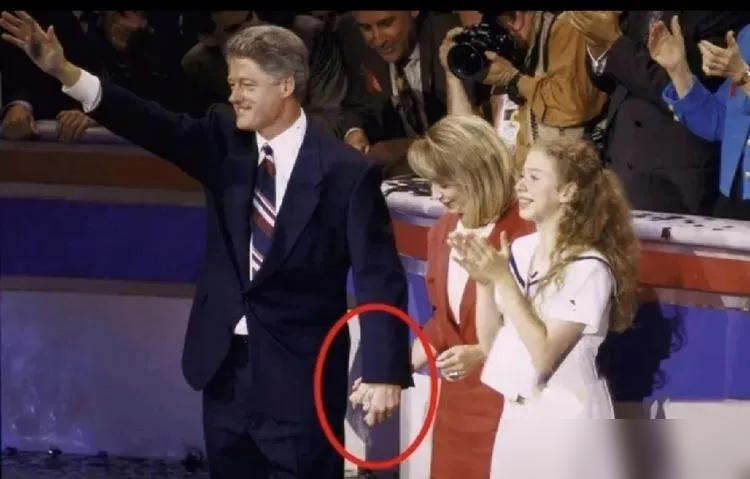 别再吹克林顿夫妇的不老风采和神仙婚姻了。
 
克林顿2002到2003年，坐爱泼