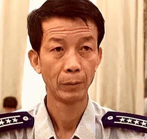 1996年，我国试飞员邹延龄出国试飞飞机，酒会上，一位外籍美女在他耳边轻声说了一