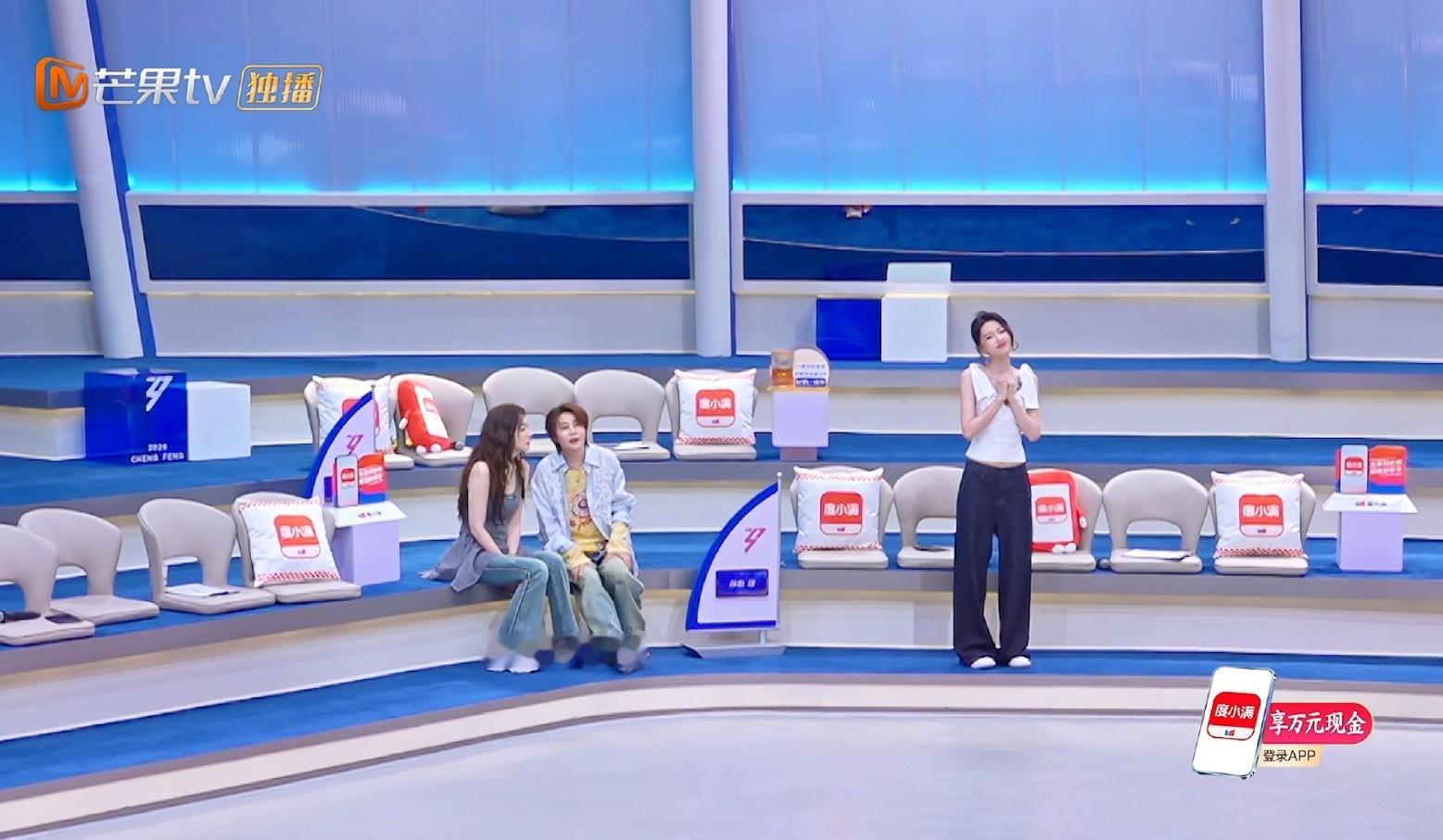 你们俩各自当队长 怎么还坐在一起 