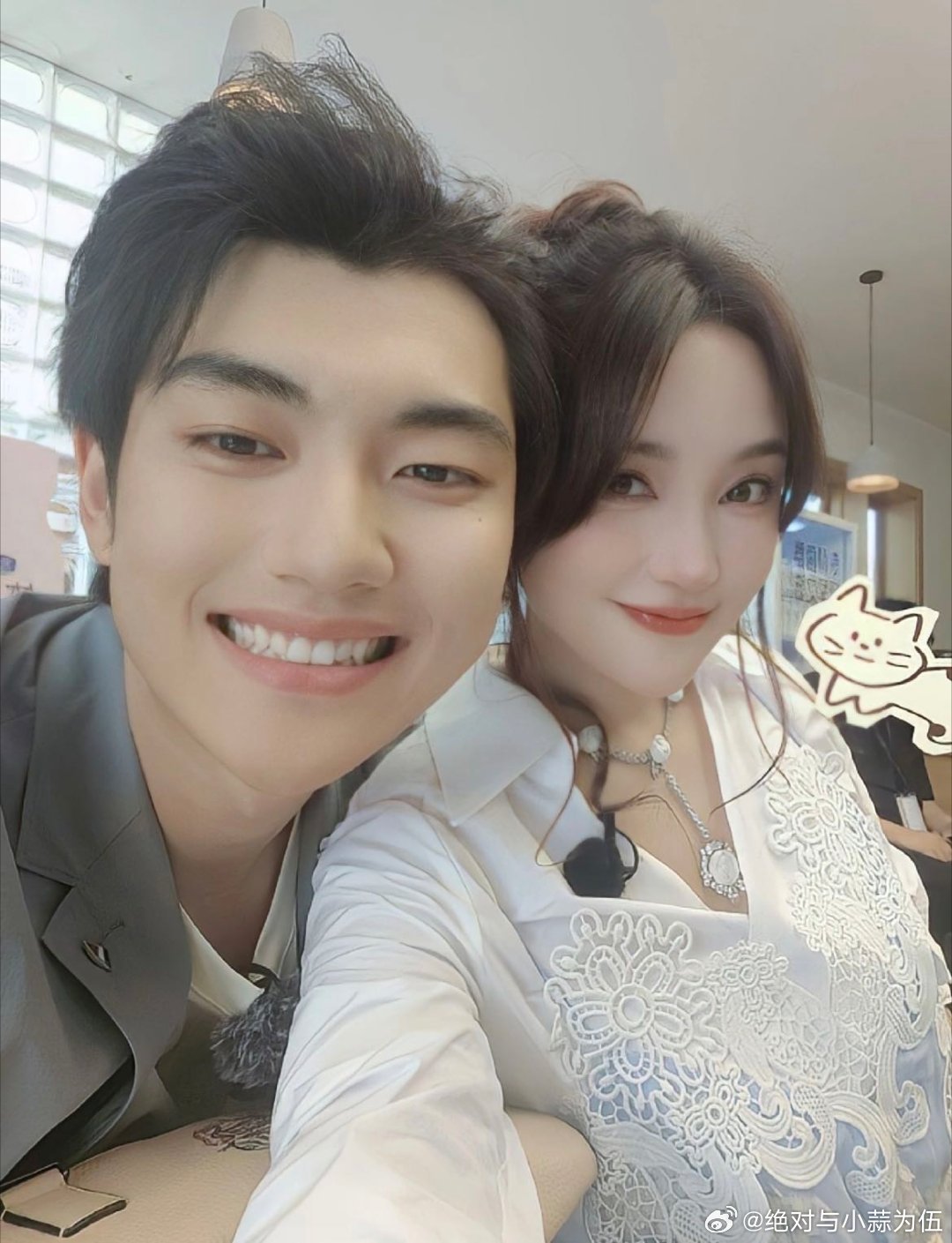 金莎孙丞潇录妻旅全程牵手 谁嗑到了！金莎孙丞潇录节目全程牵手不放，圣彼得堡街头甜