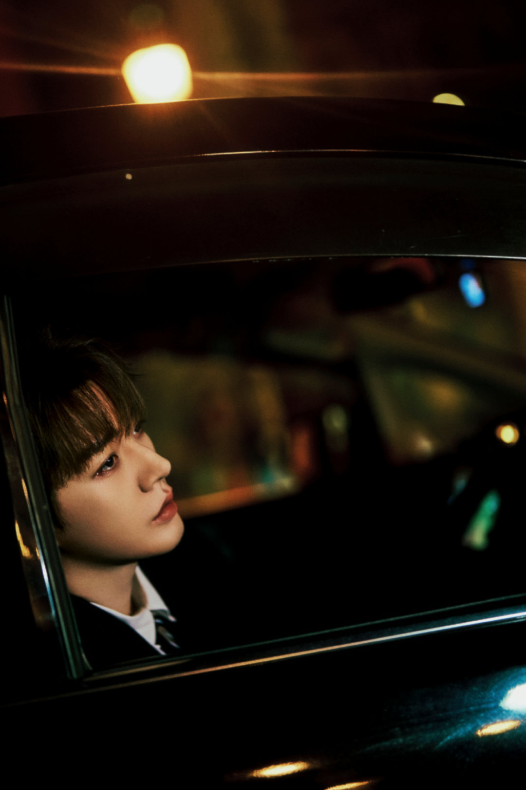 邓为｜爱奇艺尖叫之夜造型出图，身穿Balmain黑色衣西服套装，冷峻利落，缀以黑