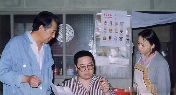 【老照片 | 1993年 文兴宇 宋丹丹 与英达在《我爱我家》拍摄现场】文兴宇（