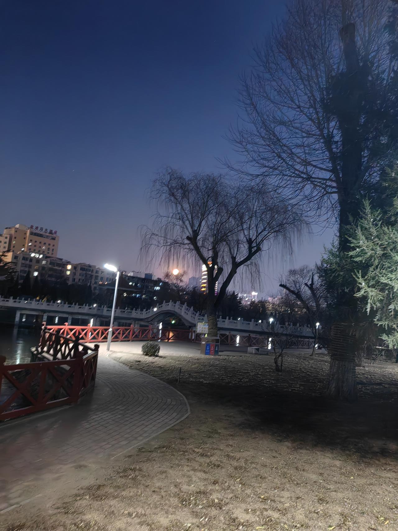 晒图笔记大赛用华为mate50E拍摄超级月亮，效果一般，相比于最新的mate80