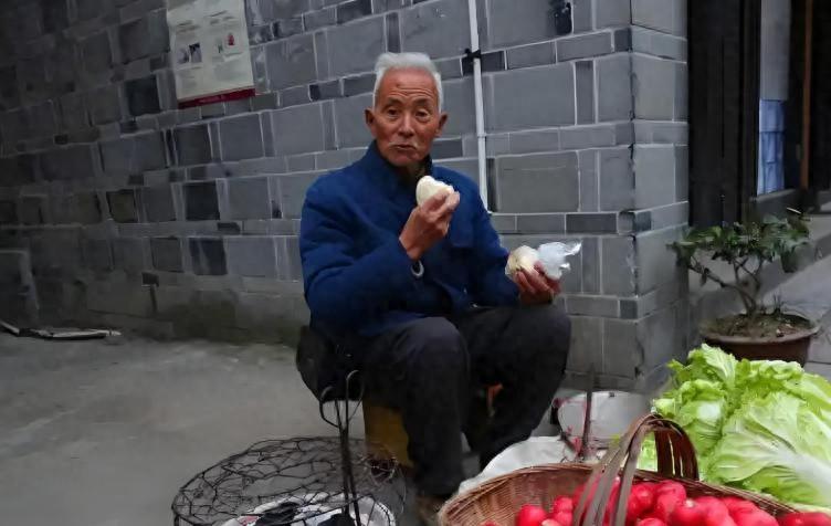 医生发现：老人若天天晚饭太早，不出两月，身体或有这2种变化

很多老年人喜欢早早