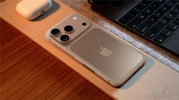 iPhone17Pro长得像充电宝背板设计，看起来更像磁吸充电宝[笑cry] ​