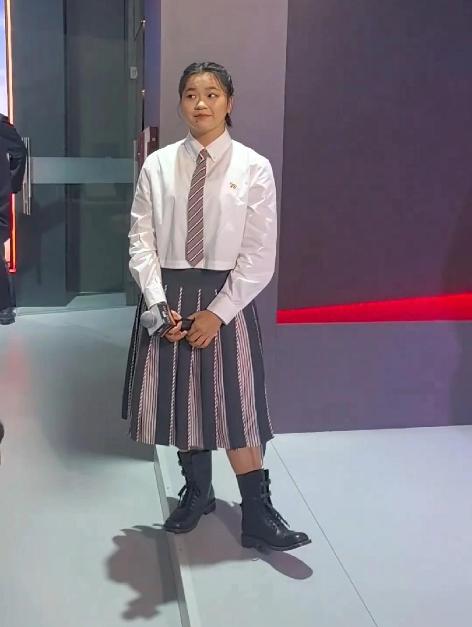 全红婵现在越来越壮实魁梧了！

今天她参加万家乐的活动，白衬衫配着条纹领带，再穿