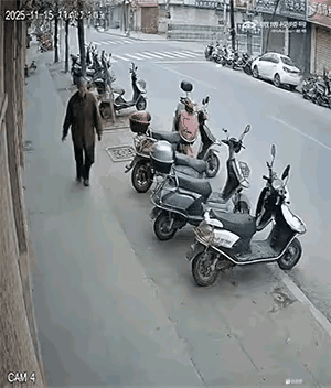 这种故意摔倒的人，看见千万别去扶。明明电动车停得好好的，又没挡他的路，他却要去踹