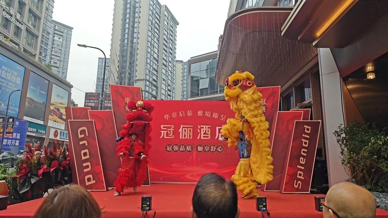 应邀千里飞赴，出席活动典礼