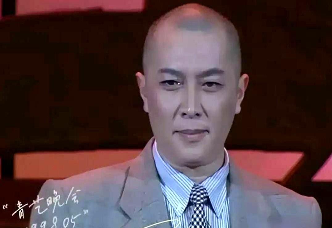 谁年轻时没被唐国强圈过粉？！

年轻时候的他，浓眉大眼自带英气，往那一站就是妥妥