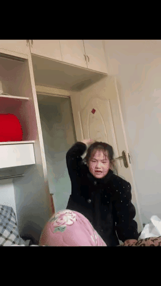 惯子如杀子

这孩子一生气就大发脾气，这不，又开始撞门了，家长很无奈。

孩子这