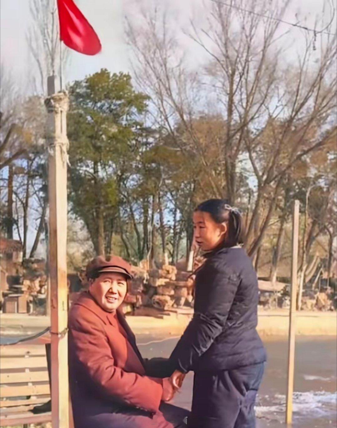 这是1953年主席父女俩人一起晒太阳的照片。主席牵着女儿李讷的手，满满的父爱呀！