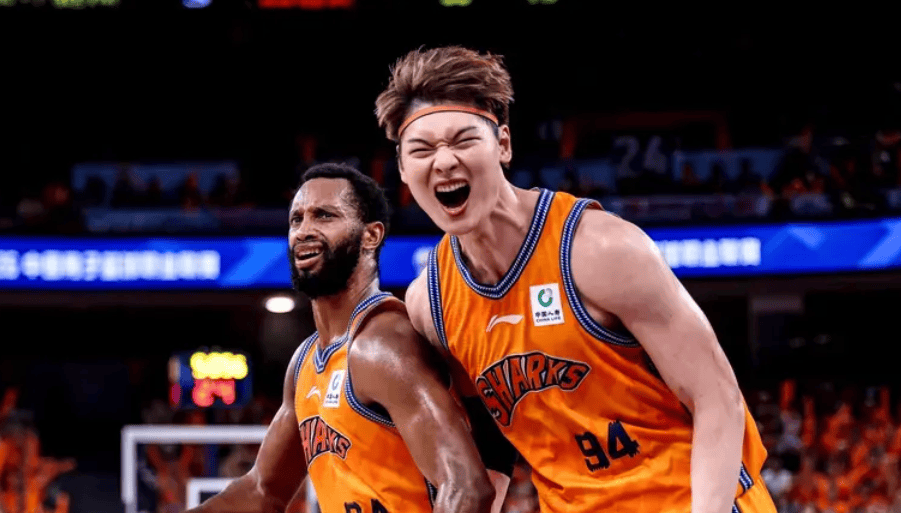 媒体人：上海今夏有10位球员合同到期，只有王哲林是D类合同