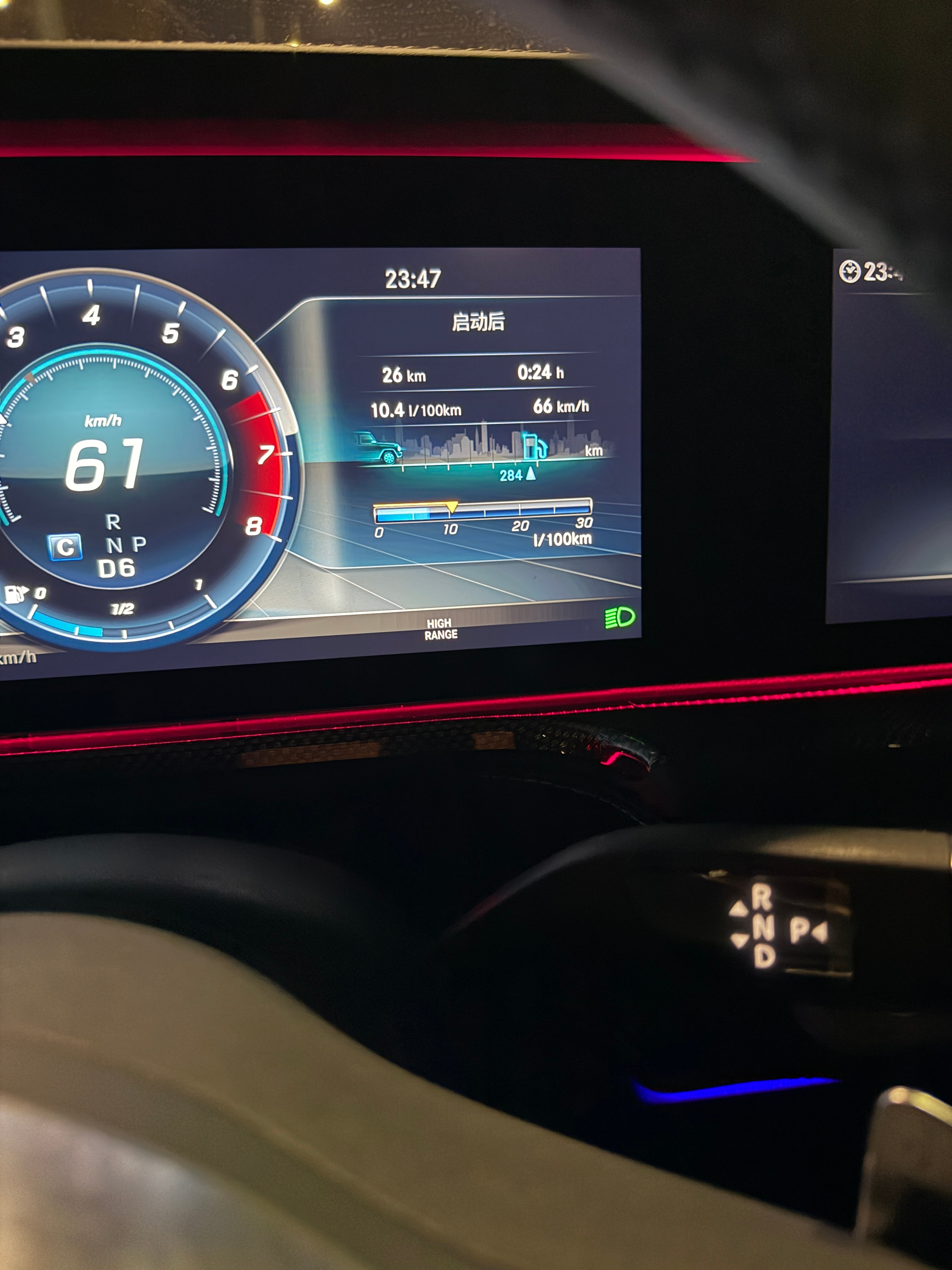 油涨价也把大G车主逼急了、开出了10个油、这可是一辆大V8啊！ 以前怎么开都得2