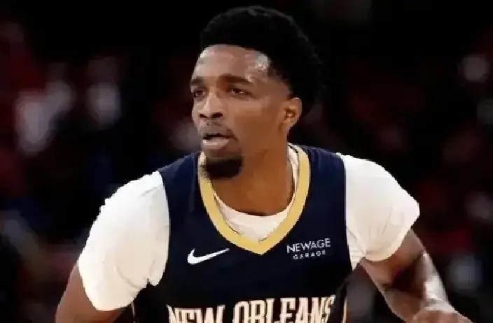 这个时代真有意思，人们只看得见舞台上光芒万丈的主唱，却总忽略了那个让整个乐队不出