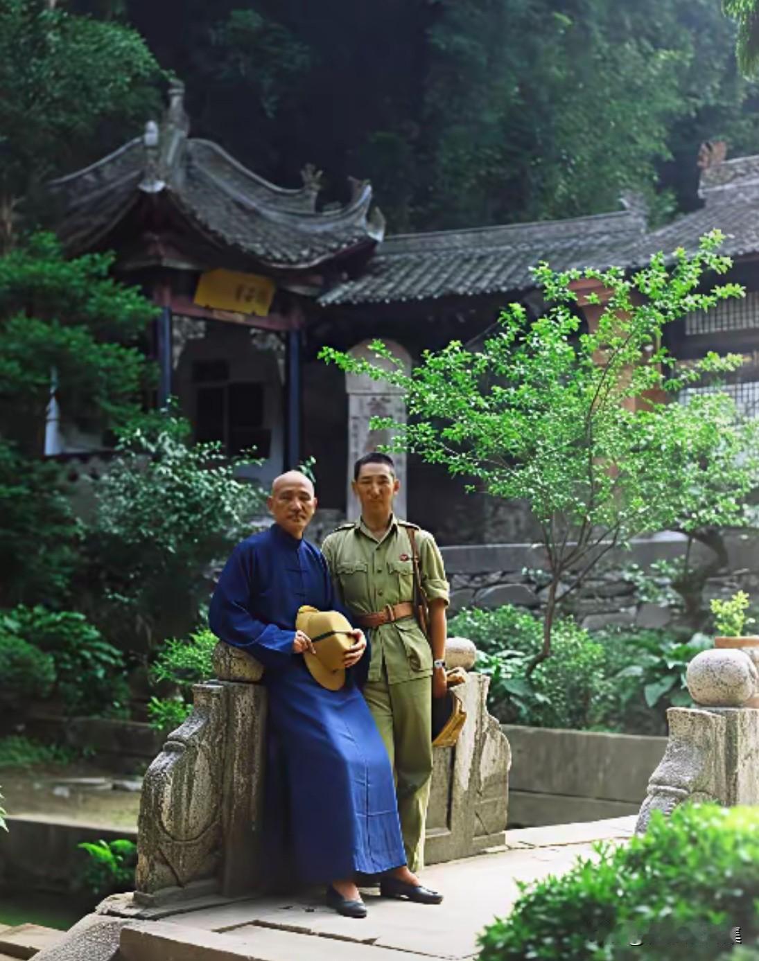 1945年6月30日，蒋介石和小儿子蒋纬国在陕西汉中留坝县的张良庙的老照片。张良