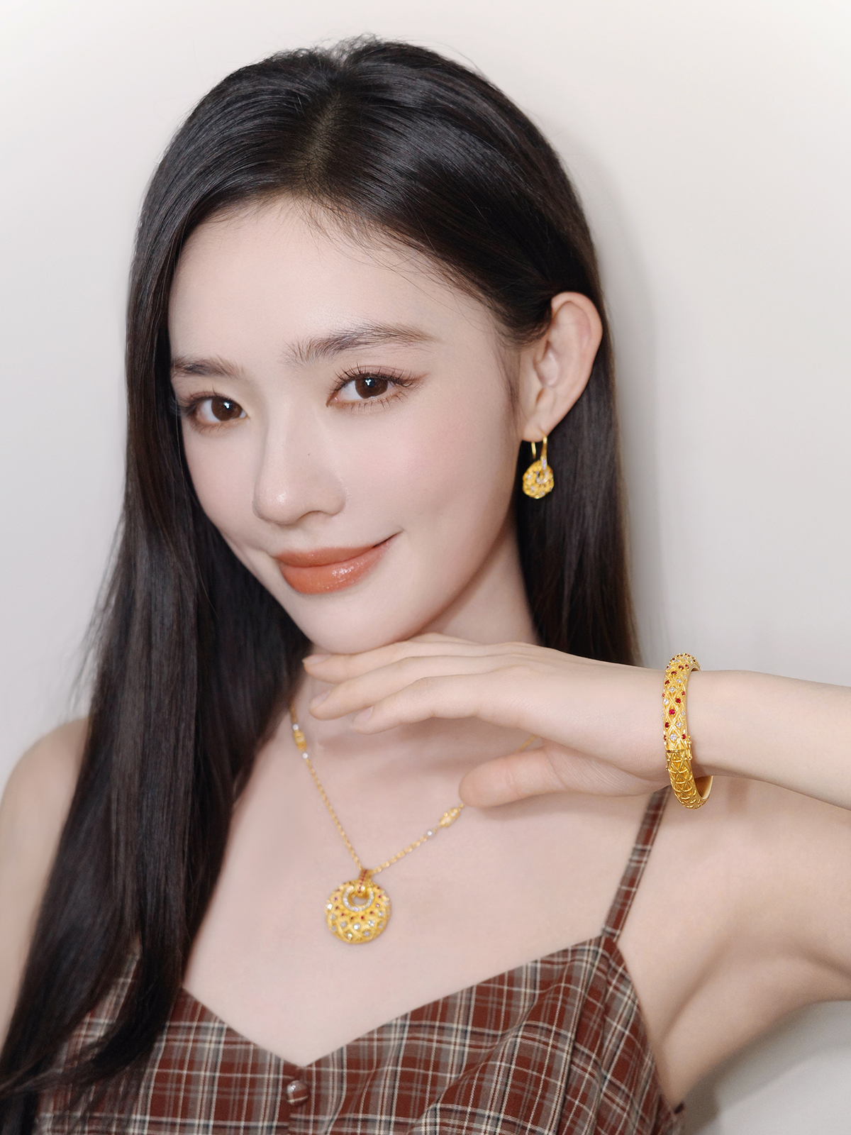 不知道大家有没有这种感觉，林允在不同阶段悄无声息地就美出了下一个高度。气质淡颜和