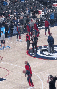 威少和哈登，赛前小碎步亲切拥抱٩(๑^o^๑)۶。

比赛中，威少识破哈登战，术