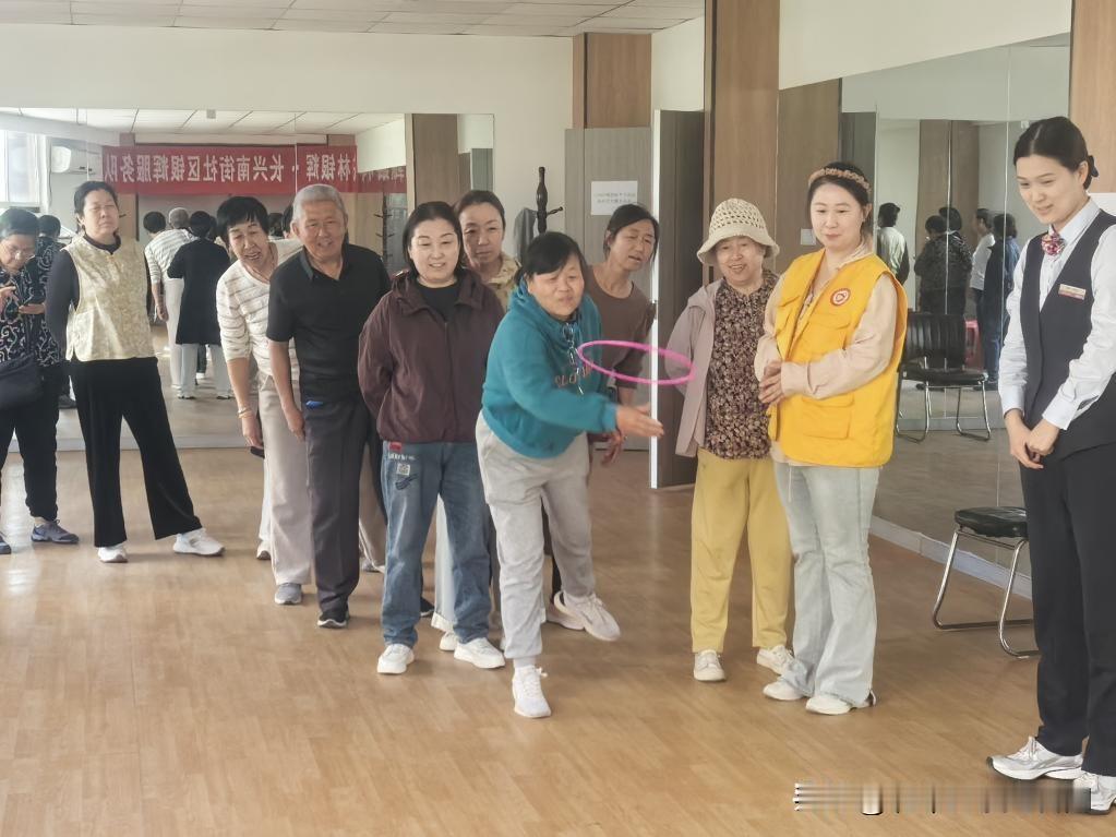 万柏林区长兴南街社区：趣味套蔬聚邻里 温情互动暖民心
 
近日，万柏林区长风西街