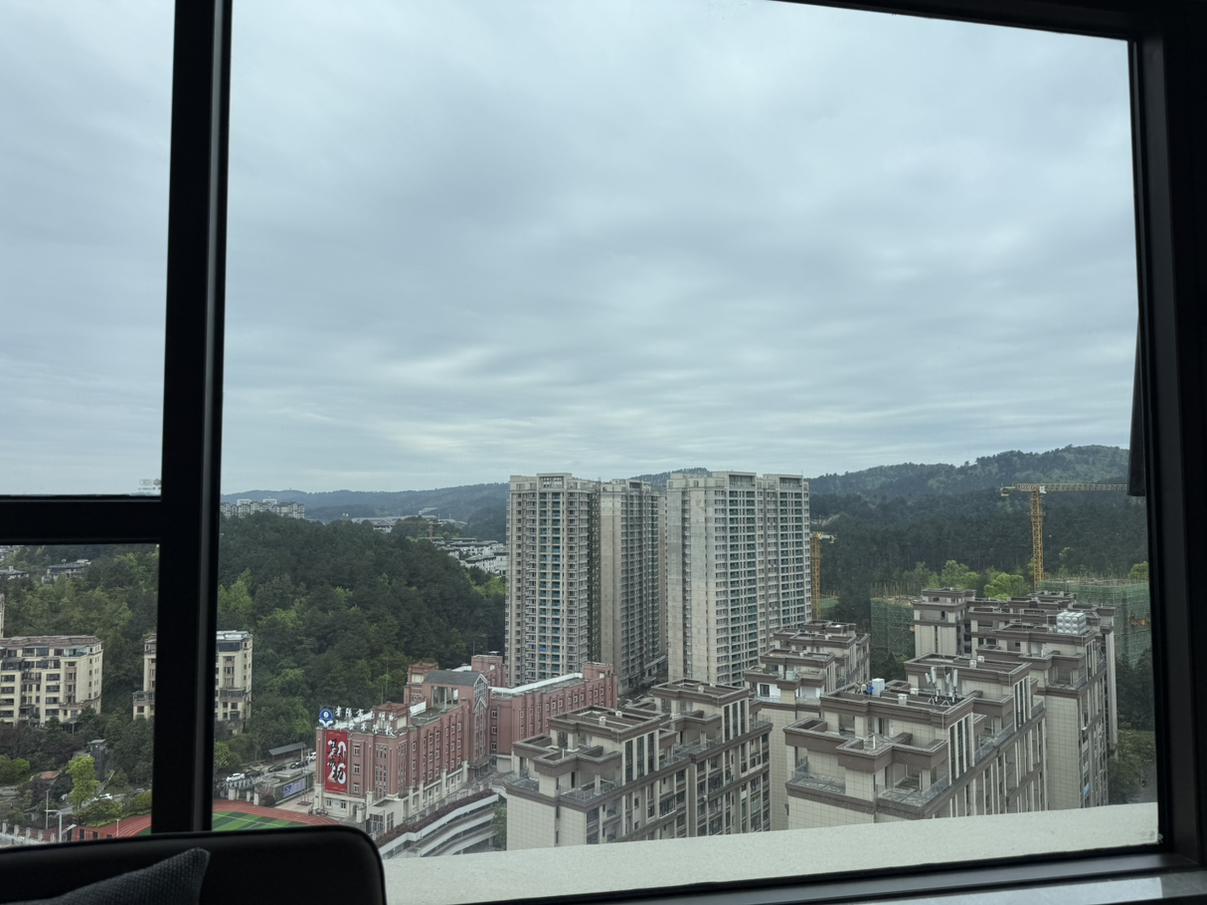 今日心情轻松愉快，我这儿是多云天气。早上还有点阴冷，路上的雪都没化呢。不过到了中