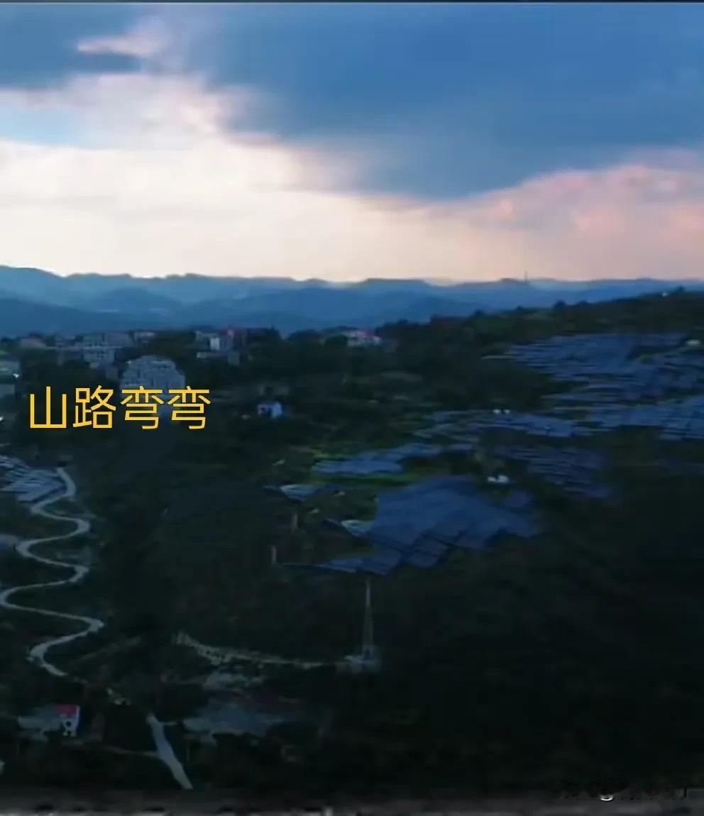 父母不在了，回到山路弯弯的老家，躺到那张承载了半生记忆的旧床上，身下是熟悉的被褥