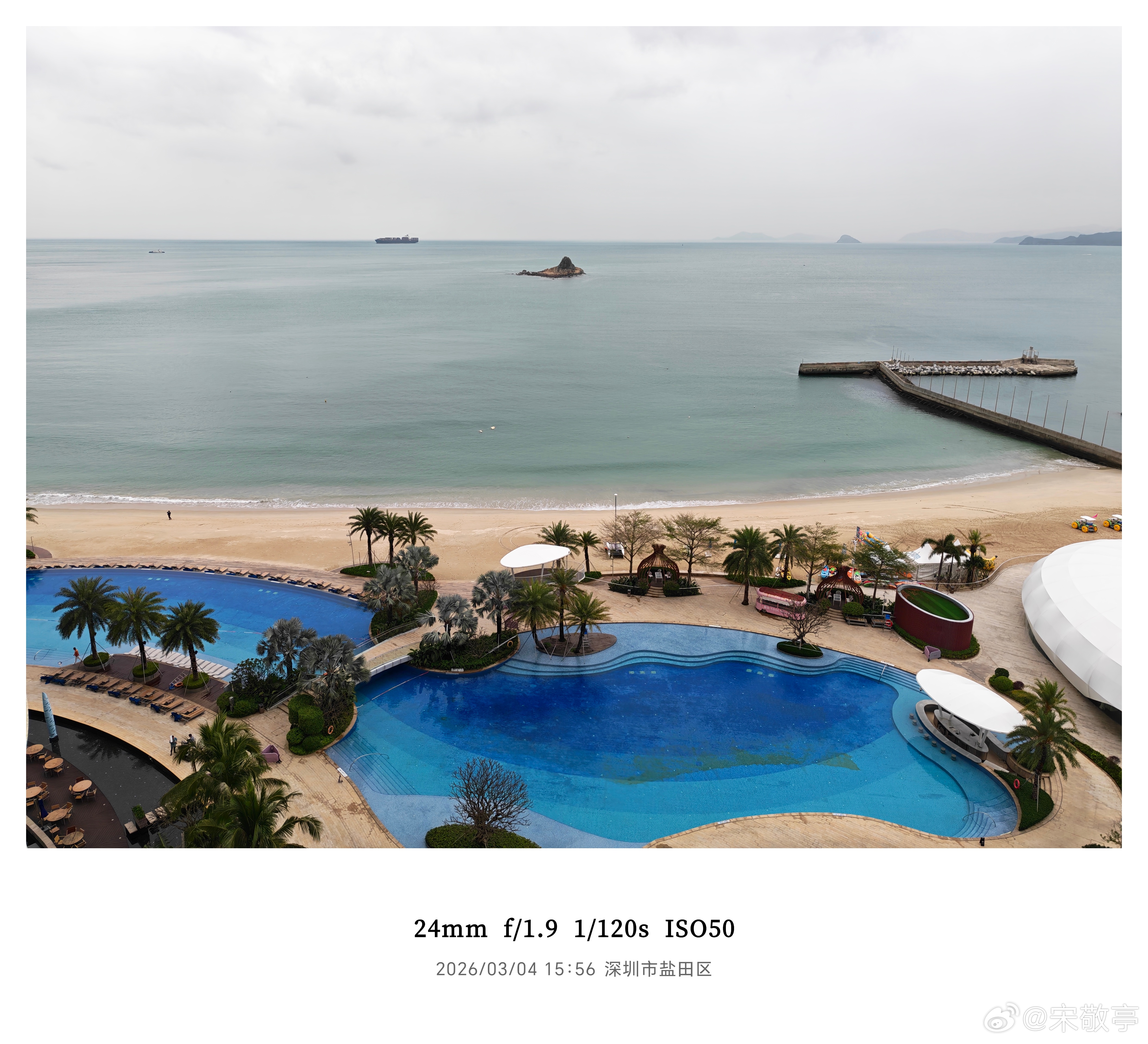 深圳竟然下起了小雨，不过大梅沙海景还是不错的，酒店的床上直接能看到海～ 深圳·深