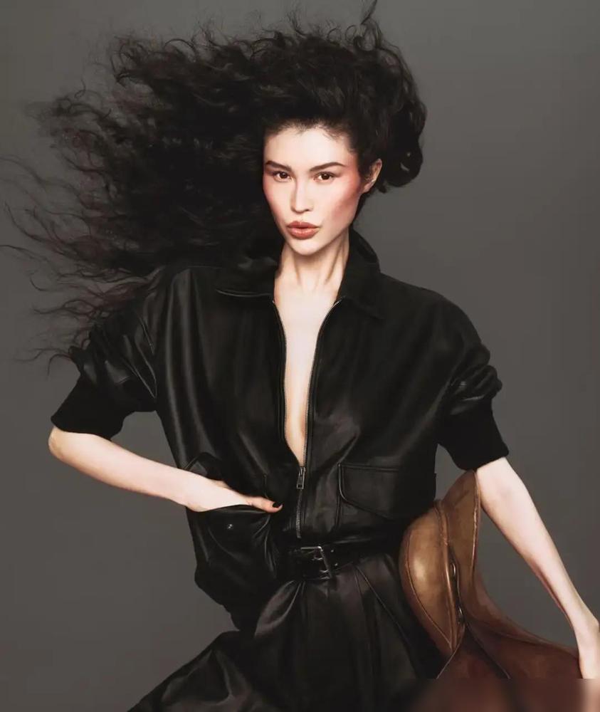 别学我怀孕只胖4公斤。何穗在访谈里撕开超模滤镜，说涨奶时胸口像绑着两块灼烧的石头