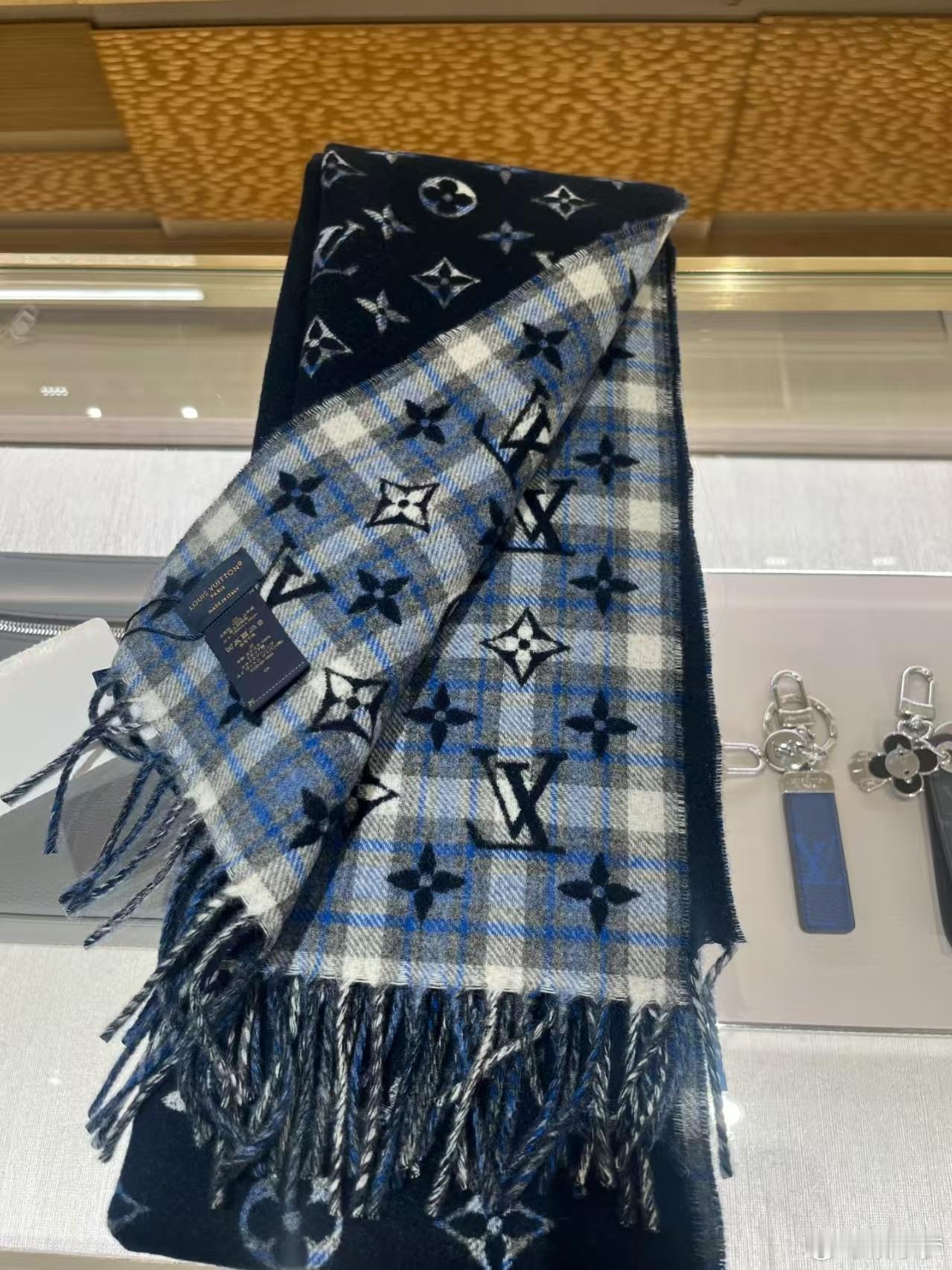 从想要到得到你用了多久 人生第一次买的奢侈品，是一件看似普通却意义非凡的羊绒围巾