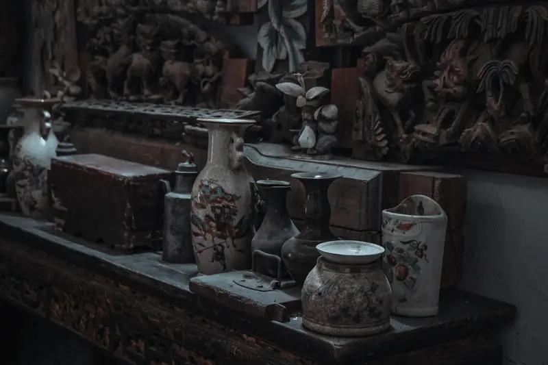 想找寻古物，门道还不少。要是对古物感兴趣，先得明确方向，瓷器、书画、钱币，选一个