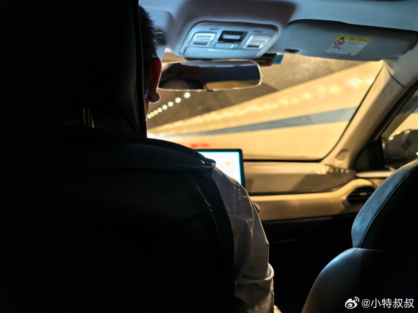 早～今天一早飞北京，去拍一辆非常赛博朋克风格的车。 ​​​