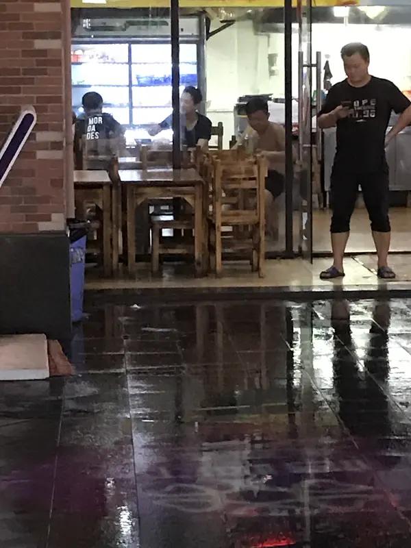 女研究员报警七分钟警察就到，所长当众拖人进房，火锅店成避难所
这起发生在火锅店的