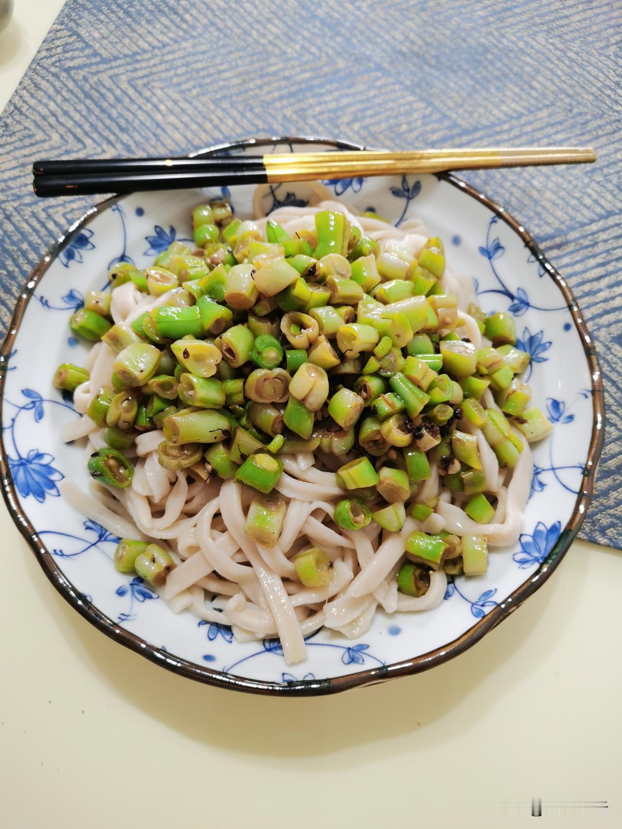 食堂饭菜口味忽咸忽淡，大家百思不解。后厨开玩笑：咸了是加班预警，淡了代表准点下班