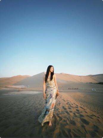 三毛说：“折磨你的从来不是
任何人的情绪，
而是你心存幻想的期待。
世间万物都在