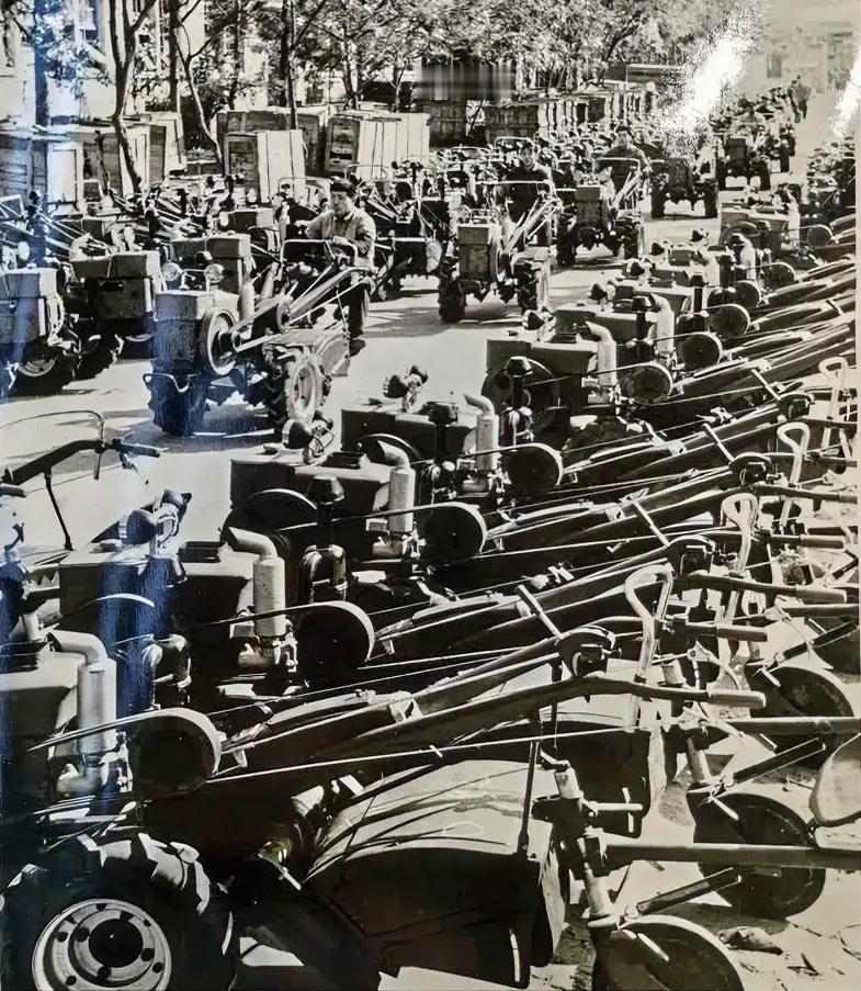 手扶拖拉机确实是中国农业机械化的开端
        1956 年冬天，在上海日
