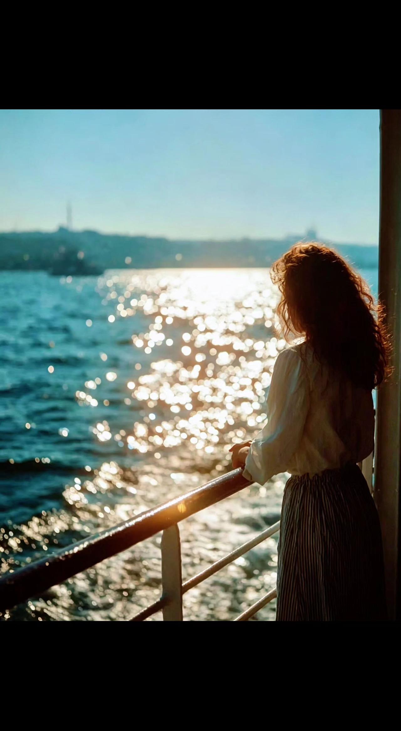 🌅波光吻着栏杆，她把影子浸在碎金里🌊。风是无形的信使，带着远方的低语✨。此刻