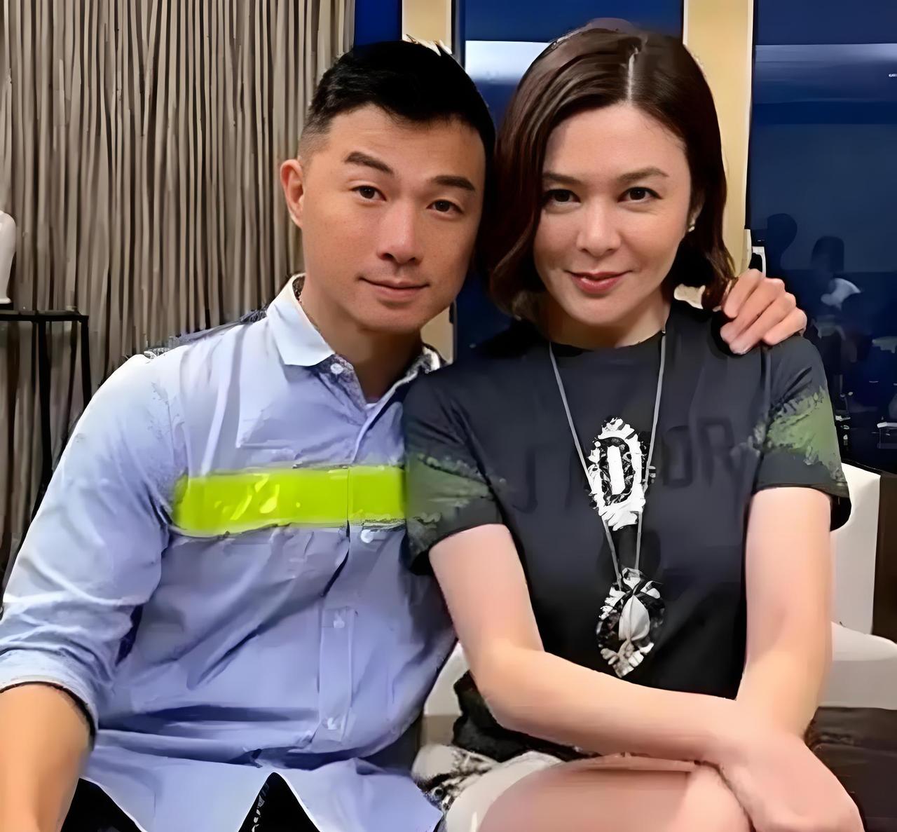 63岁的关之琳新恋情曝光，男友比她小了整整36岁，瞬间炸了全网。
外界满是震惊和