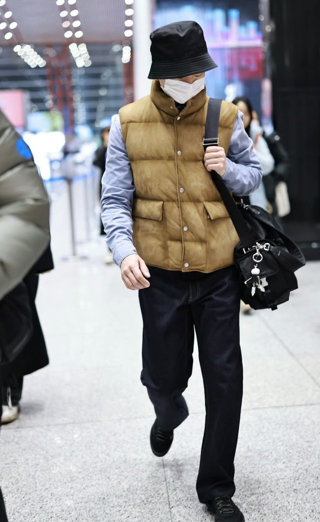 马龙到达米兰  男运动员唯一蓝血顶奢Title在手，马龙启程米兰时装周，把赛场的