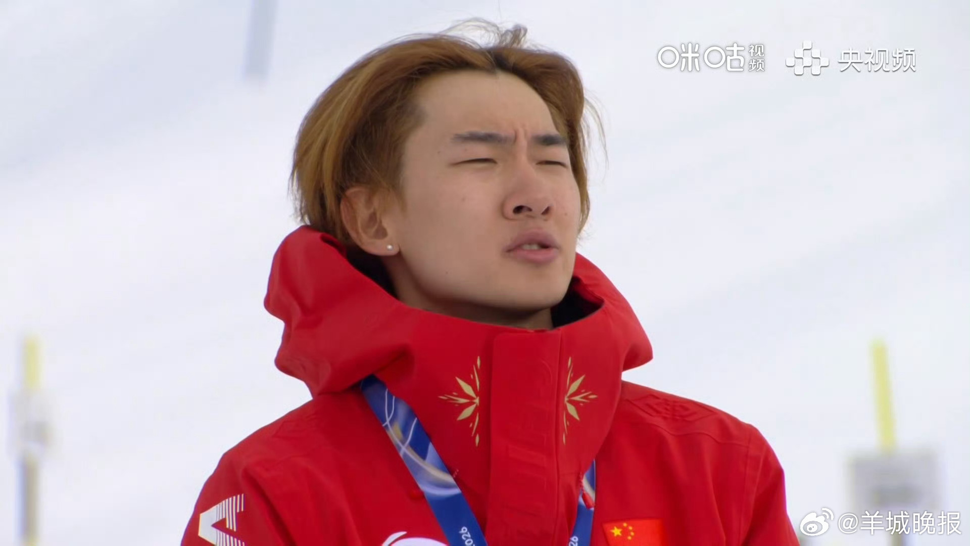 #苏翊鸣边唱国歌边哭# 太不容易了！在颁奖台上高唱国歌，再次流下眼泪，这一刻是幸