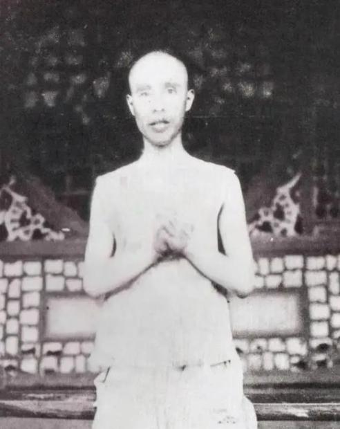 1907年，徐锡麟刺杀完恩师后被抓住处以极刑，临刑前清兵给他拍了张照片，徐锡麟看